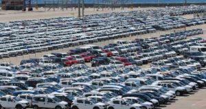 Flotilla de vehículos en un estacionamiento portuario de Santo. Domingo. Inter News Service