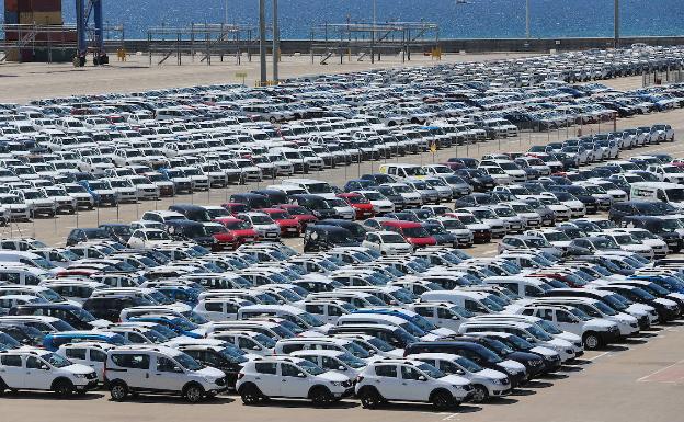 Flotilla de vehículos en un estacionamiento portuario de Santo. Domingo. Inter News Service