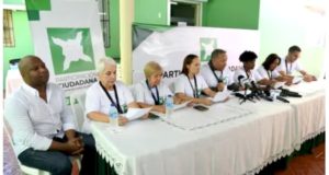 Diretivos de Participación Ciudadana ofreciendo detalles de las anomalías. Inter News Service