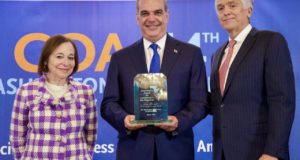 El gobernante dominicano recibiendo la premiación. Inter News Service