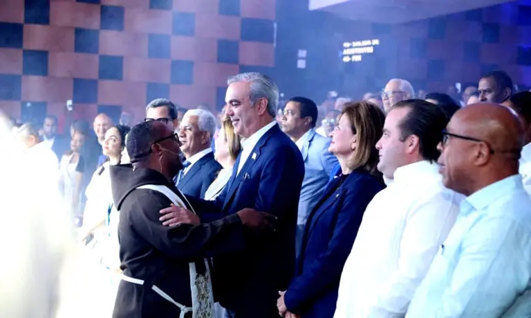 El presidente Luis Abinader y funcionarios gubernamentales durante el culto religioso. Inter News Service