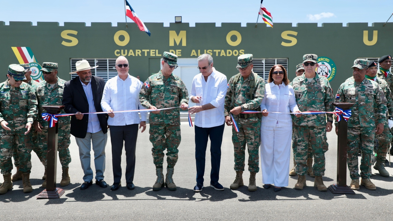 El presidente Luis Abinader dando el corte de cinta en la inauguración del cuartel militar. Inter News Service