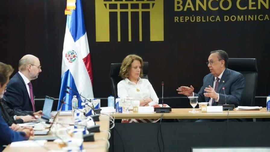 Vista de la reunión de la misión del FMI con el gobernador del Banco Central, Héctor Valdez Albizu (der.). Inter News Service