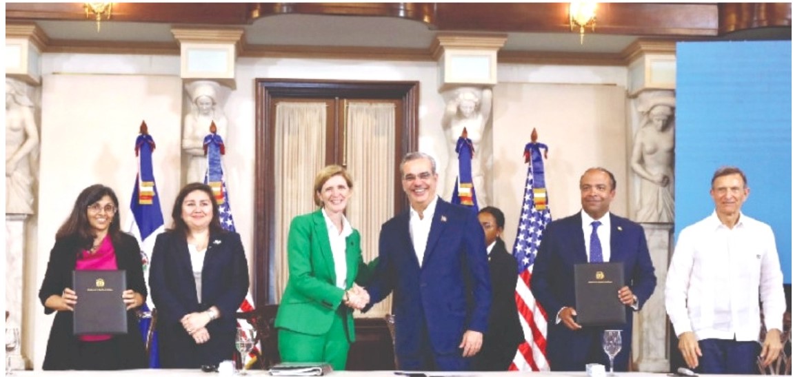 Al centro, la estadounidense Nisha Biswal y el presidente Luis Abinader, seguidos de Samuel Pereyra y el canciller Roberto álvarez. Inter News Service