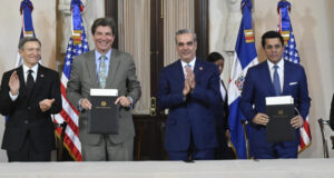 Canciller Roberto Álvarez, el diplomático estadounidense José W. Fernández, presidente Luis Abinader y el ministro David Collado. Inter News Service