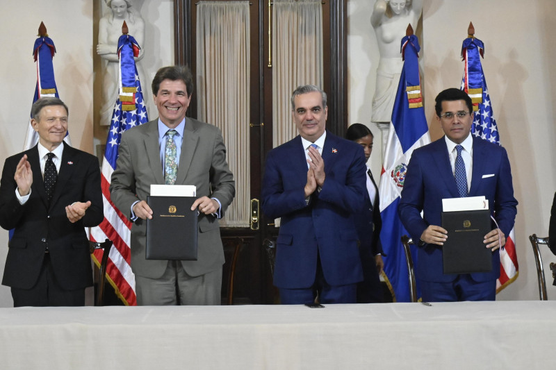 Canciller Roberto Álvarez, el diplomático estadounidense José W. Fernández, presidente Luis Abinader y el ministro David Collado. Inter News Service