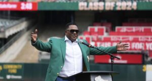 El expelotero Miguel Tejada agradeciendo su ingreso al Salón de la Fama. Inter News Service