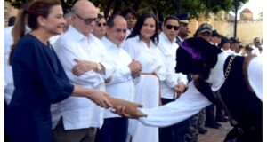 La alcaldesa Carolina Mejía ricibiendo un símil de la proclama que declara el nacimiento de la ciudad de Santo Domingo. Inter News Service