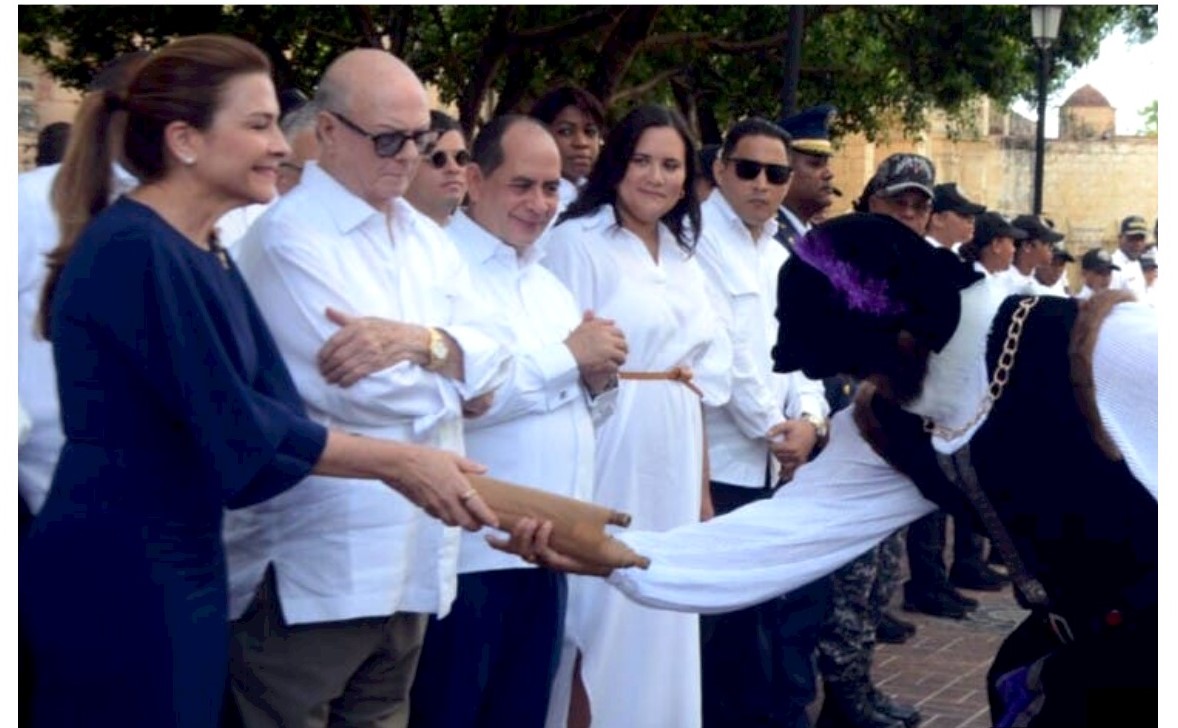 La alcaldesa Carolina Mejía ricibiendo un símil de la proclama que declara el nacimiento de la ciudad de Santo Domingo. Inter News Service