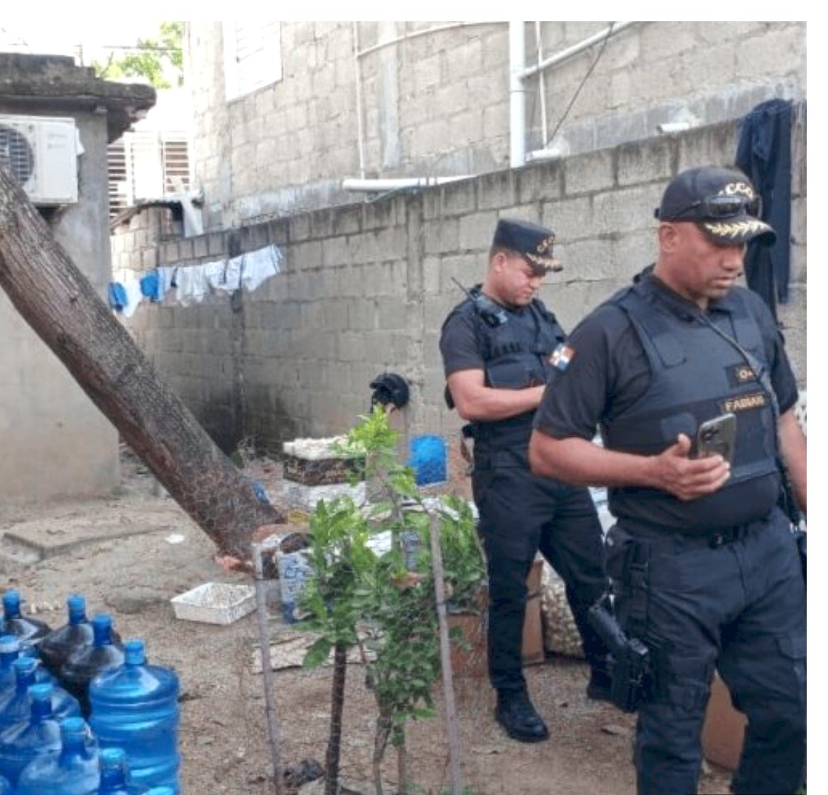 Vista del operativo en Los Alcarrizos contra el laboratorio de bebidas adulteradas. Inter News Service