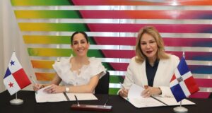 La ministra panameña María Eugenia Herrera Correa y su homóloga dominicana Milagros Germán, firmando el acuerdo. Inter News Service