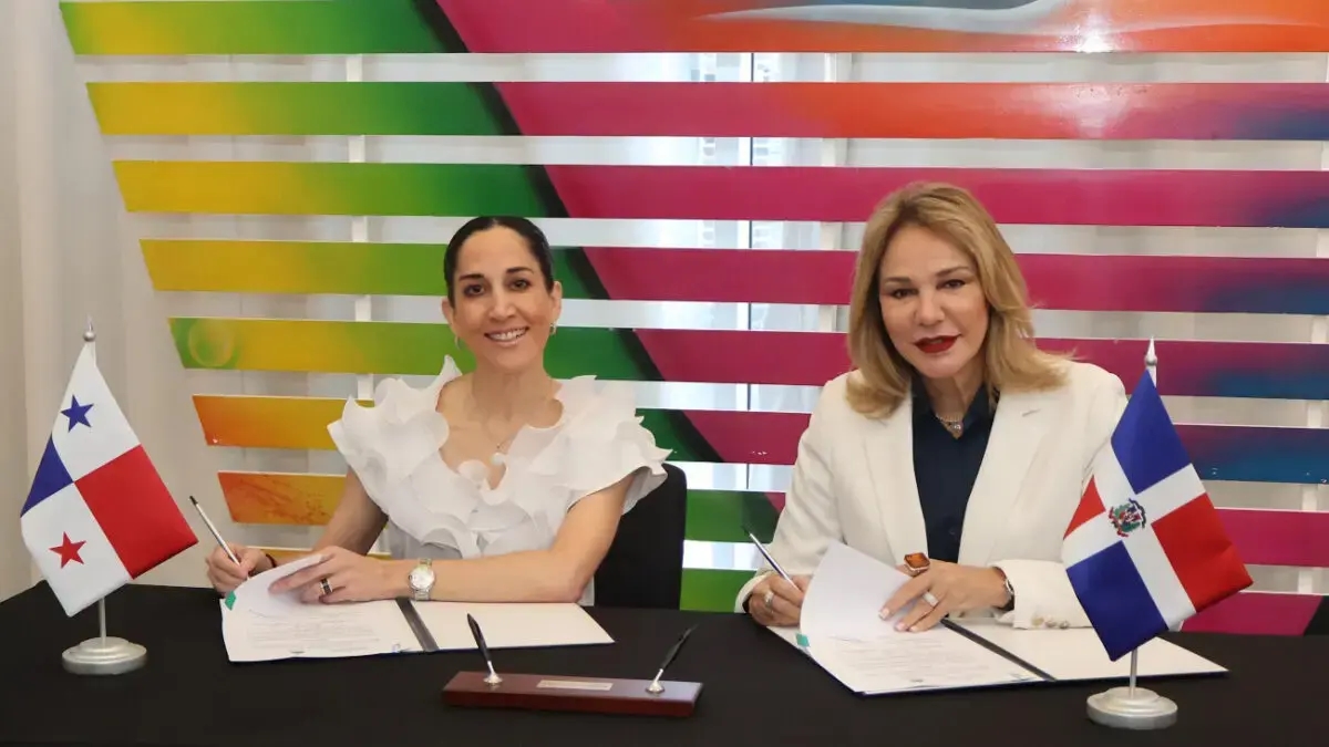 La ministra panameña María Eugenia Herrera Correa y su homóloga dominicana Milagros Germán, firmando el acuerdo. Inter News Service