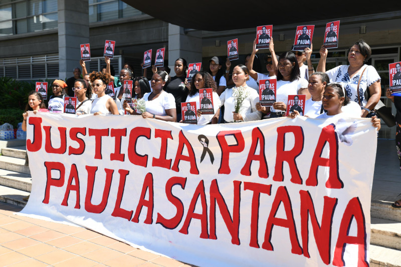 Mujeres frente a la Procuraduría General de la República, exigiendo atrapar a los asesinos de la joven. Inter News Service