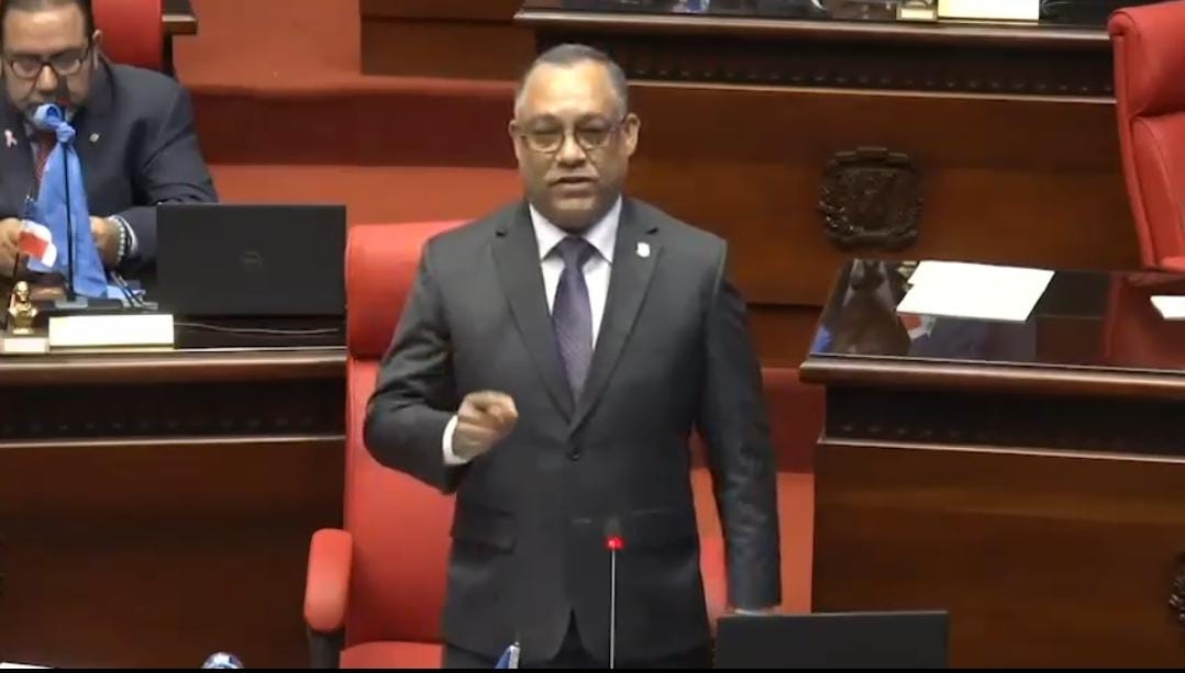 El congresista Johnson Encarnación Díaz mientras hablaba en una sesión del Senado. Inter News Service