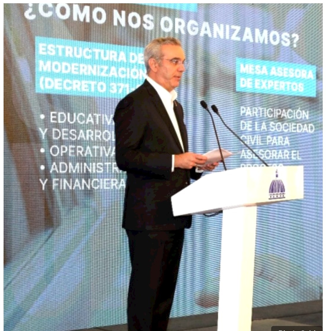 El presidente Luis Abinader respondiendo preguntas durante el encuentro La Semanal con la Prensa. Inter News Service