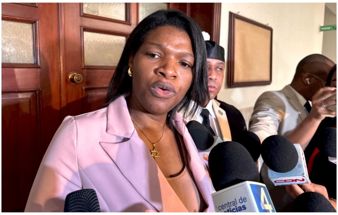 Elizabeth Silverio hablando a la prensa tras ser condenada por el tribunal. Inter News Service