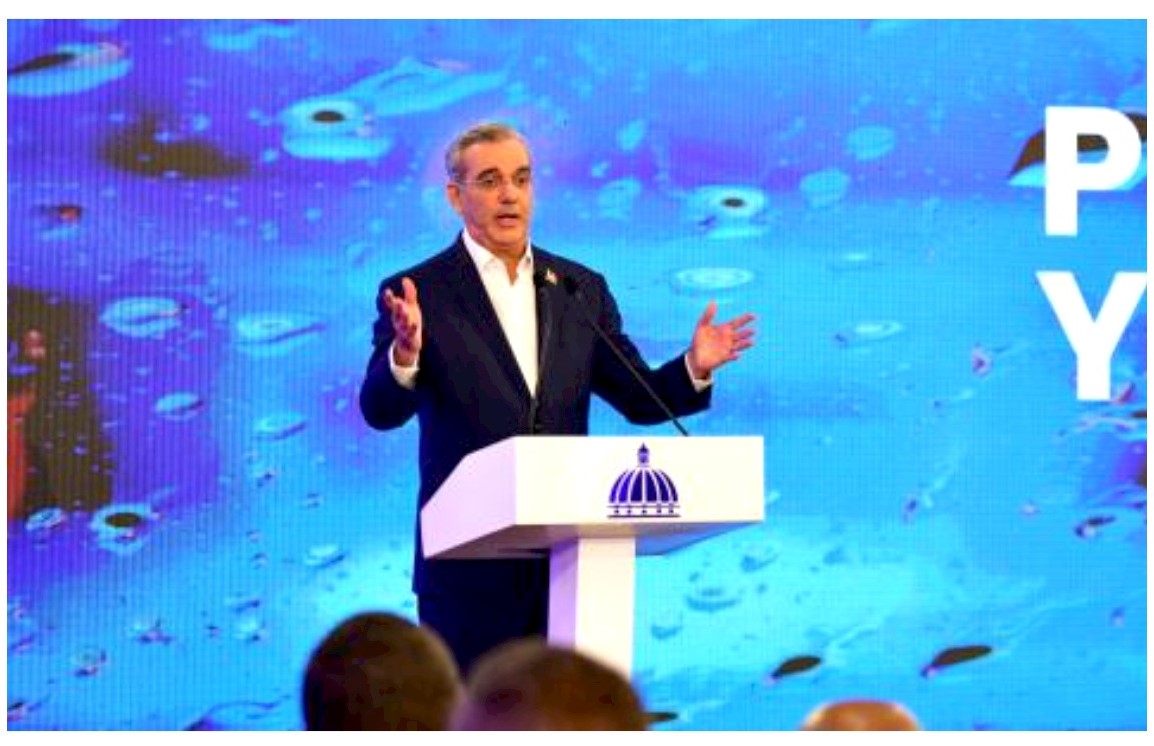 El presidente Luis Abinader durante el encuentro con los periodistas. Inter News Service