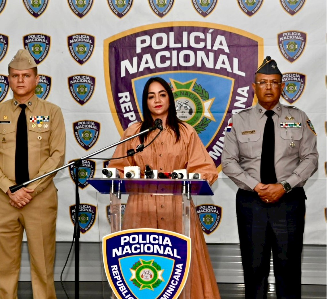 La ministra Faride Raful dando detalles sobre la extracción irregular de municiones policiales. Inter News Service