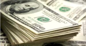 La policía dominicana confiscó miles de dólares robados por los tres sujetos colombianos. Inter News Service