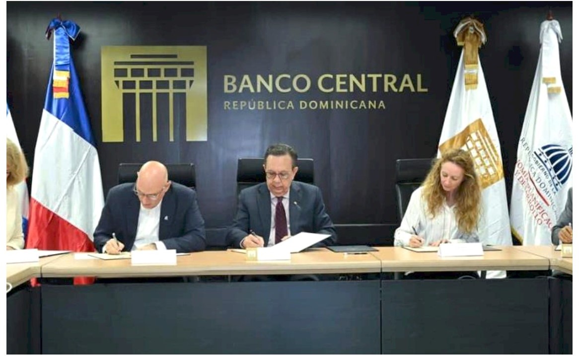 Momento de la firma del acuerdo entre el Estado dominicano y la Unión Europea. Inter News Service