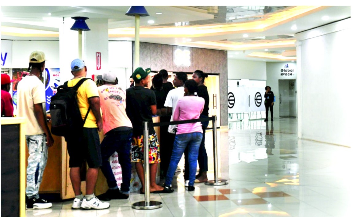 Personas haciendo fila para ofrecer sus datos biométricos a la empresa WorldCoin Foundation. Inter News Service
