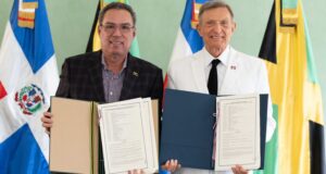 El canciller Roberto Álvarez y el ministro jamaiquino Daryl Vaz firmaron el acuerdo. Inter News Service