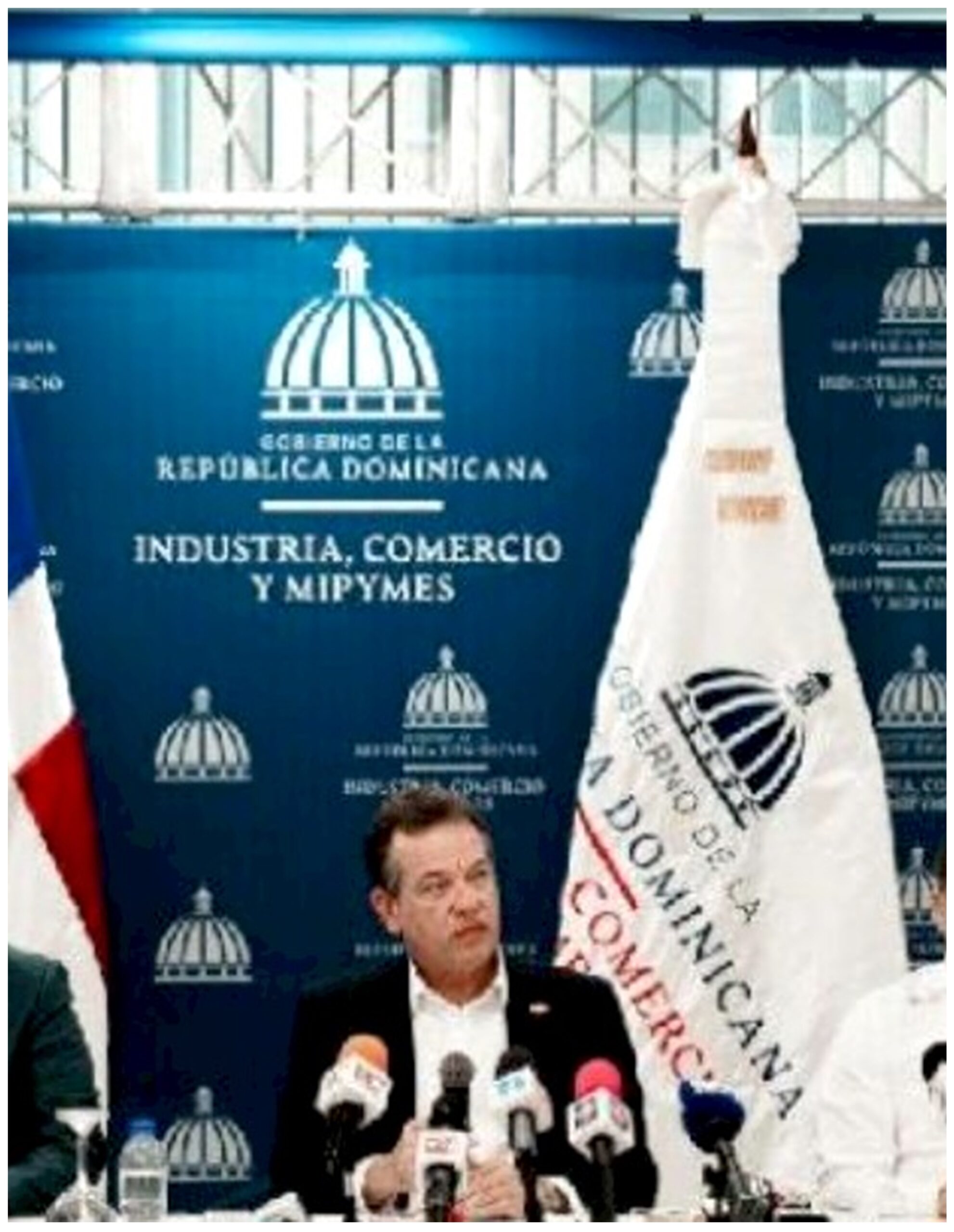 El m inistro Víctor Bisonó anunciando las medidas arancelarias a la importación del arroz. Inter News Service