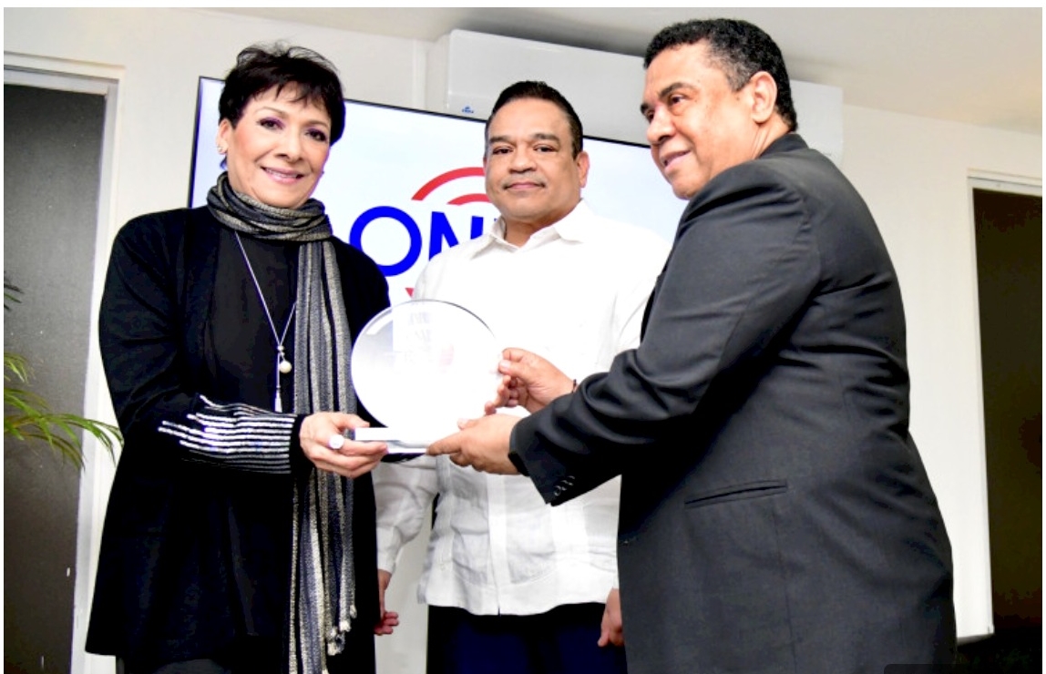La cantante Sophy recibiendo el reconocimiento por su exitosa carrera artística. Inter News Service