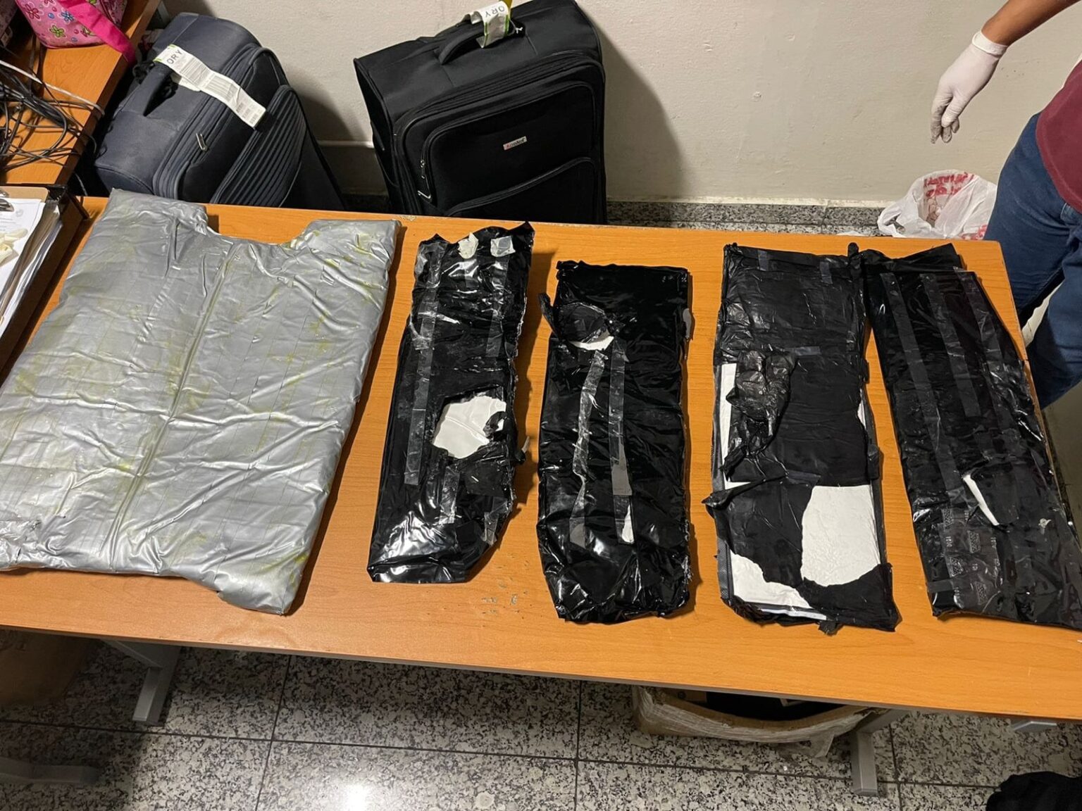 La droga confiscada a los extranjeros cuando se disponían tomar un vuelo a Francia. Inter News Service