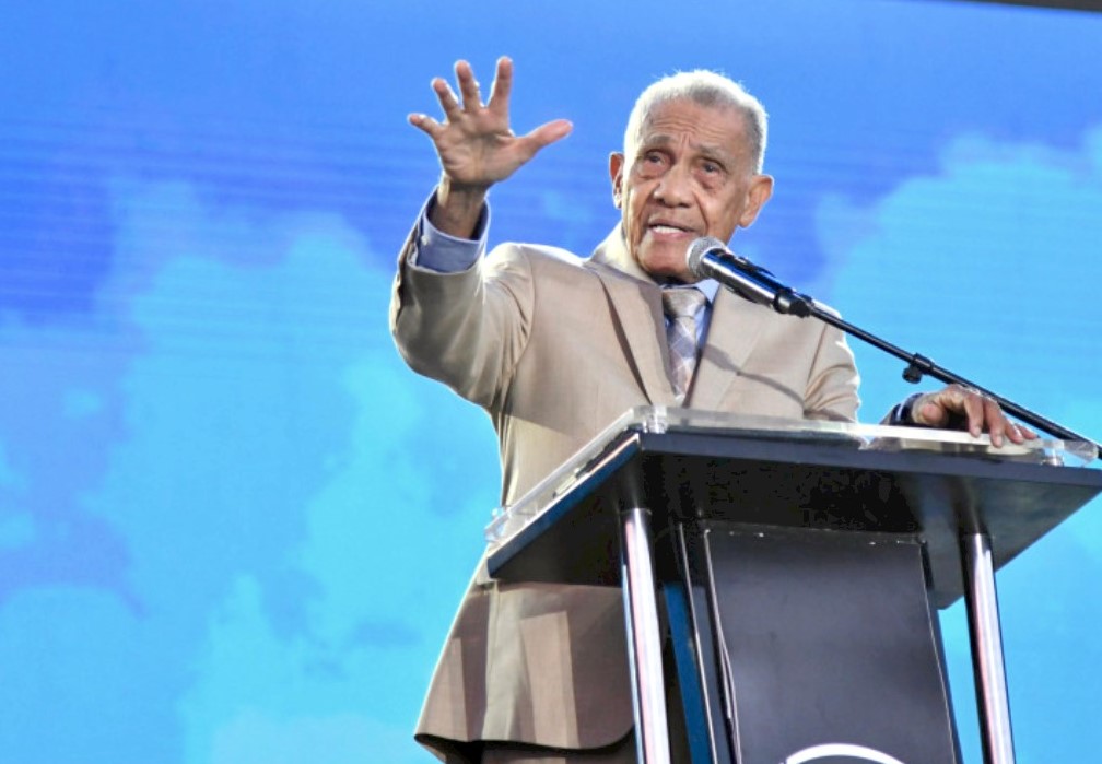 El pastor Ezequiel Molina Rosario habló a miles de feligreses que asistieron al acto Batalla de la Fe. Inter News Service.jpeg