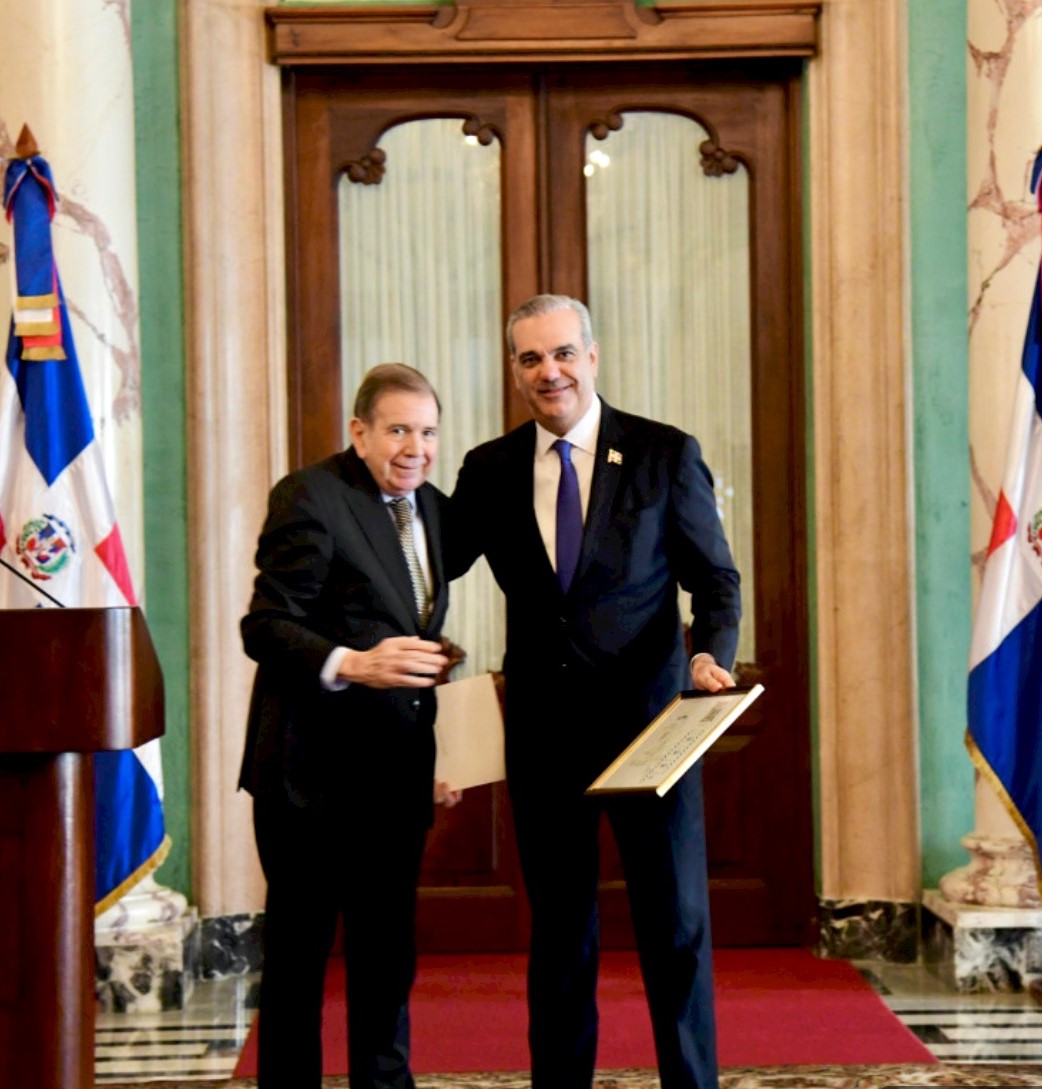 El presidente Luis Abinader junto al político opositor venezolano, Edmundo González Urrutia. Inter News Service