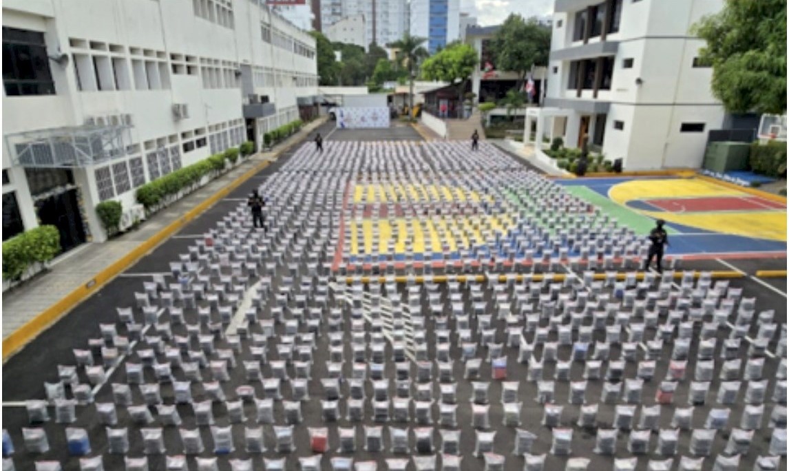 Vista de las 9.8 toneladas de cocaína confiscada por las autoridades dominicanas. Inter News Service