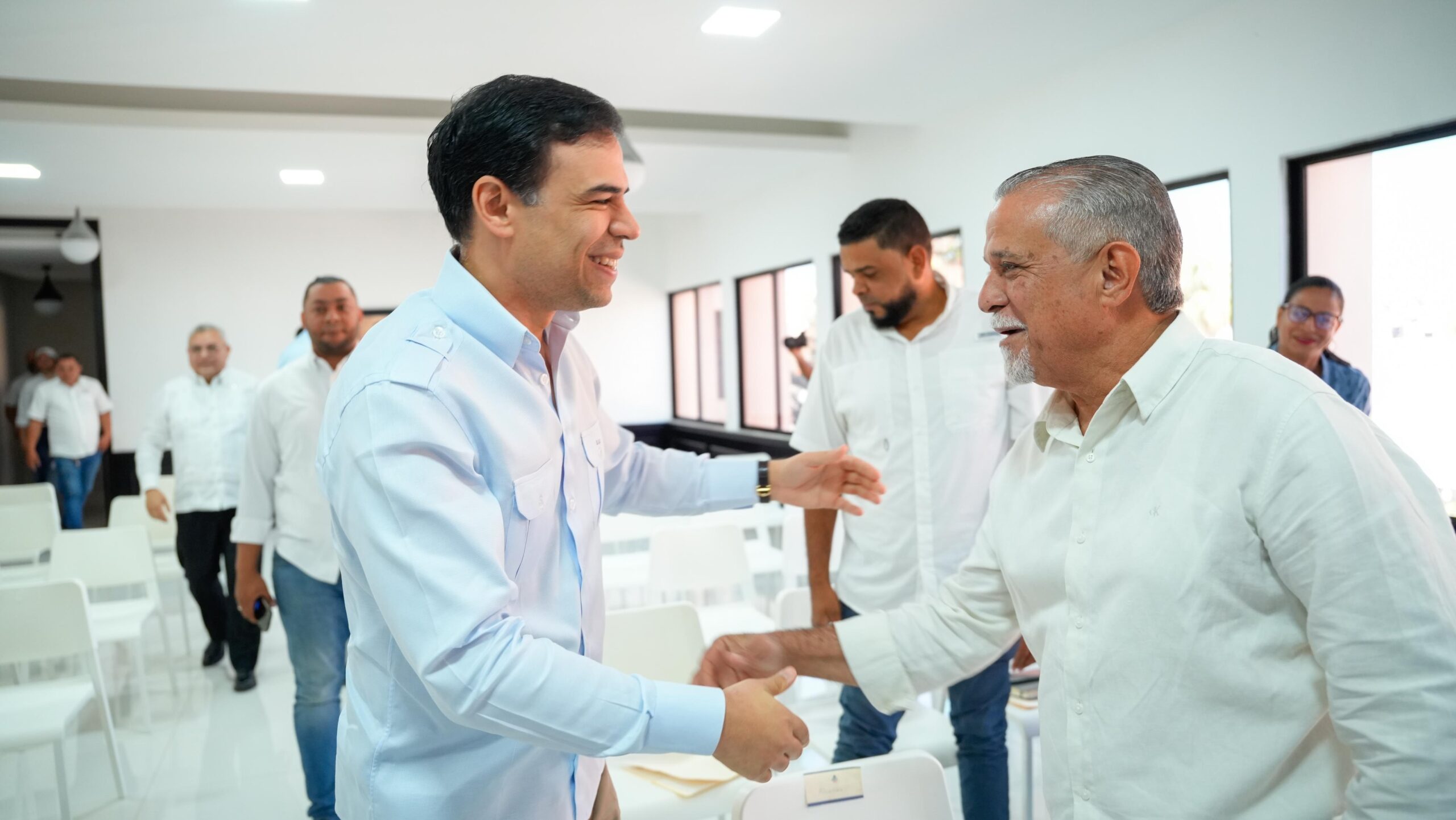 El Ministro de Cultura, Roberto Ángel Salcedo saludando al alcalde de Moca, Miguel Cabral. Inter News Service