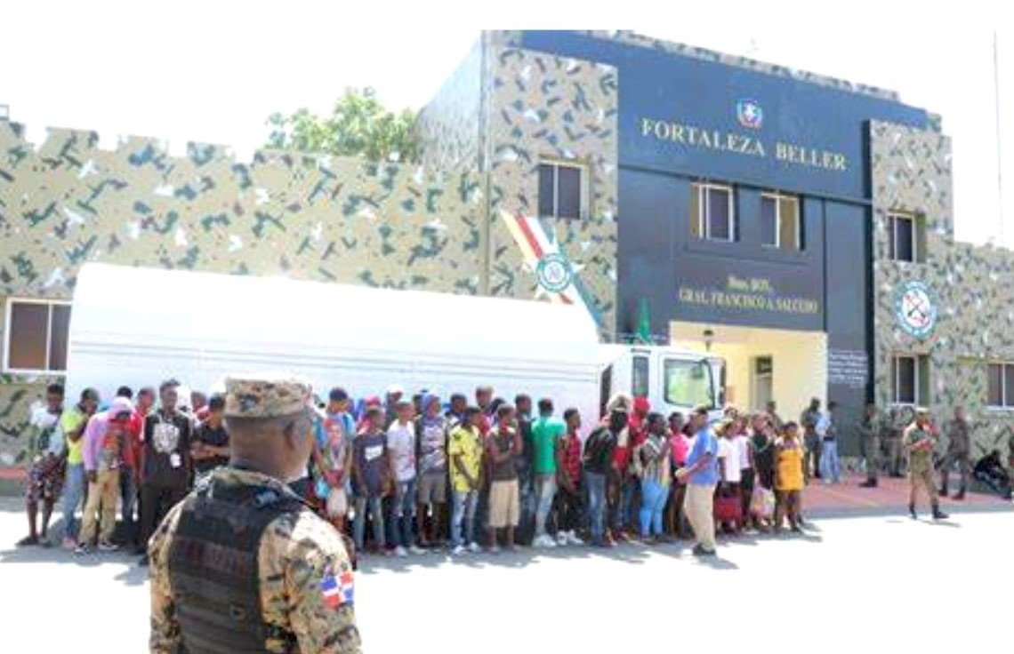 Imagen reciente de 107 haitianos indocumentados detenidos por el Ejército dominicano. Inter News Service
