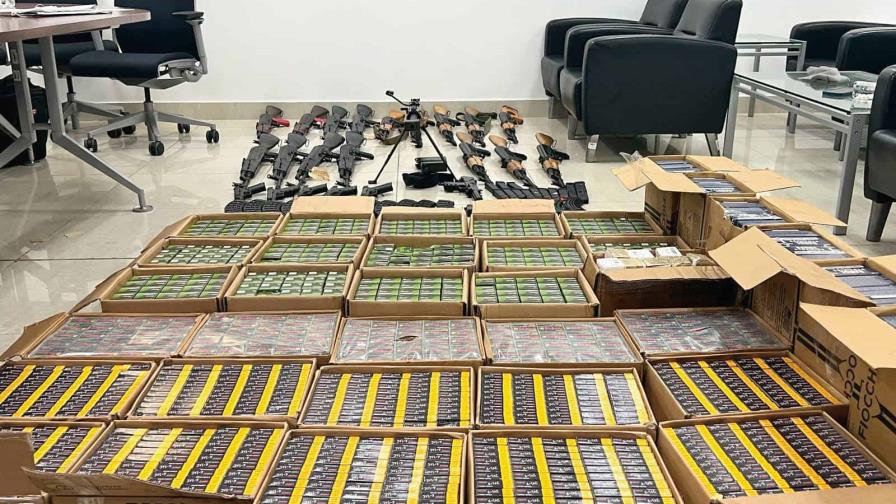 Vista de las armas incautadas por las autoridades que iban hacia Haití. Inter News Service