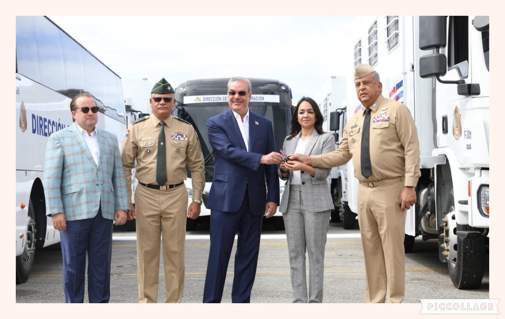 El presidente Luis Abinader entregando las llaves de los nuevos vehículos a la ministra Faride Raful y el director de Migración, vicealmirante Luis Rafael Lee Ballester. Inter News Service