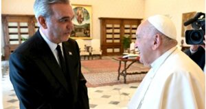Imagen de archivo del papa Francisco y el presidente dominicano Luis Abinader en un encuentro en el Vaticano. Inter News Service