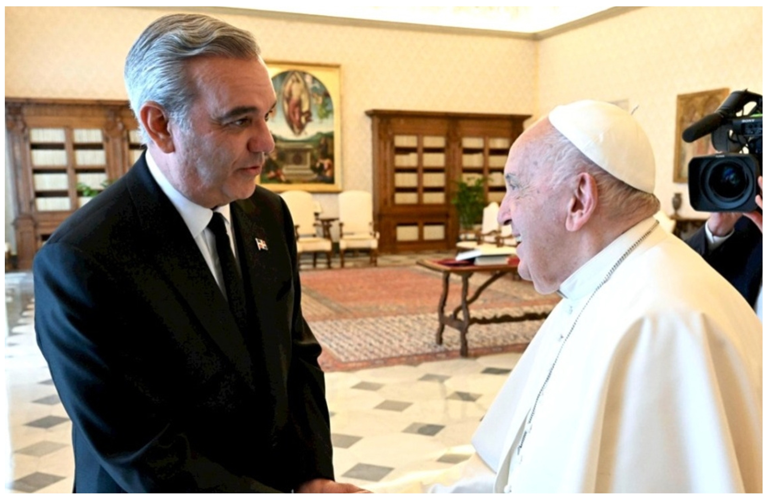 Imagen de archivo del papa Francisco y el presidente dominicano Luis Abinader en un encuentro en el Vaticano. Inter News Service