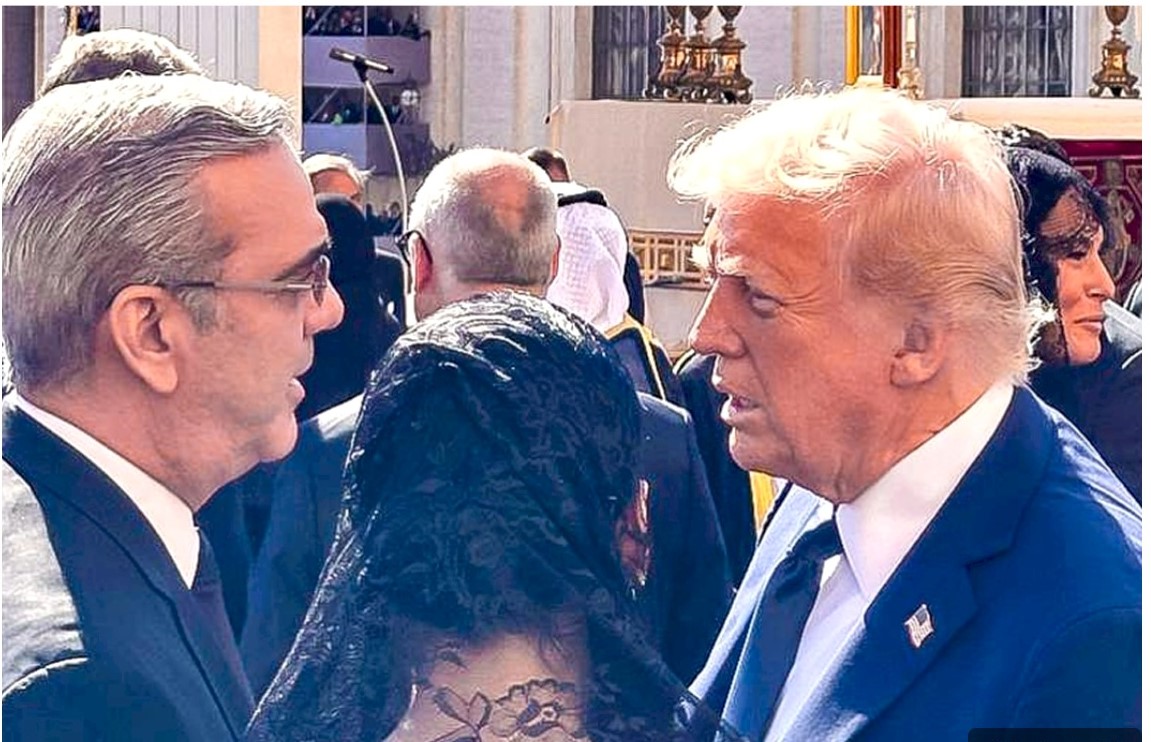 Los presidentes Luis Abinader y Donald Trump dialogando previo a la misa por el funeral del papa Francisco. (Foto Presidencia). Inter News Service