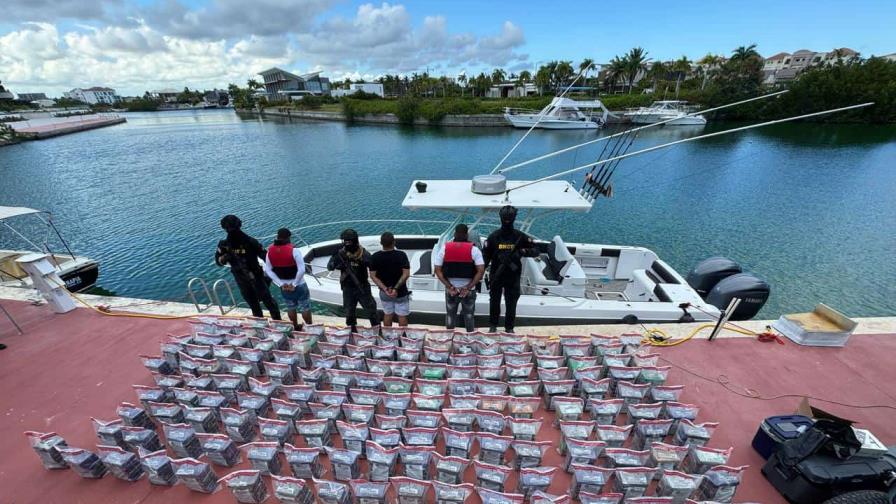 Los tres hombres y la droga decomisada por las autoridades dominicanas. (Fuente DNCD). Inter News Service