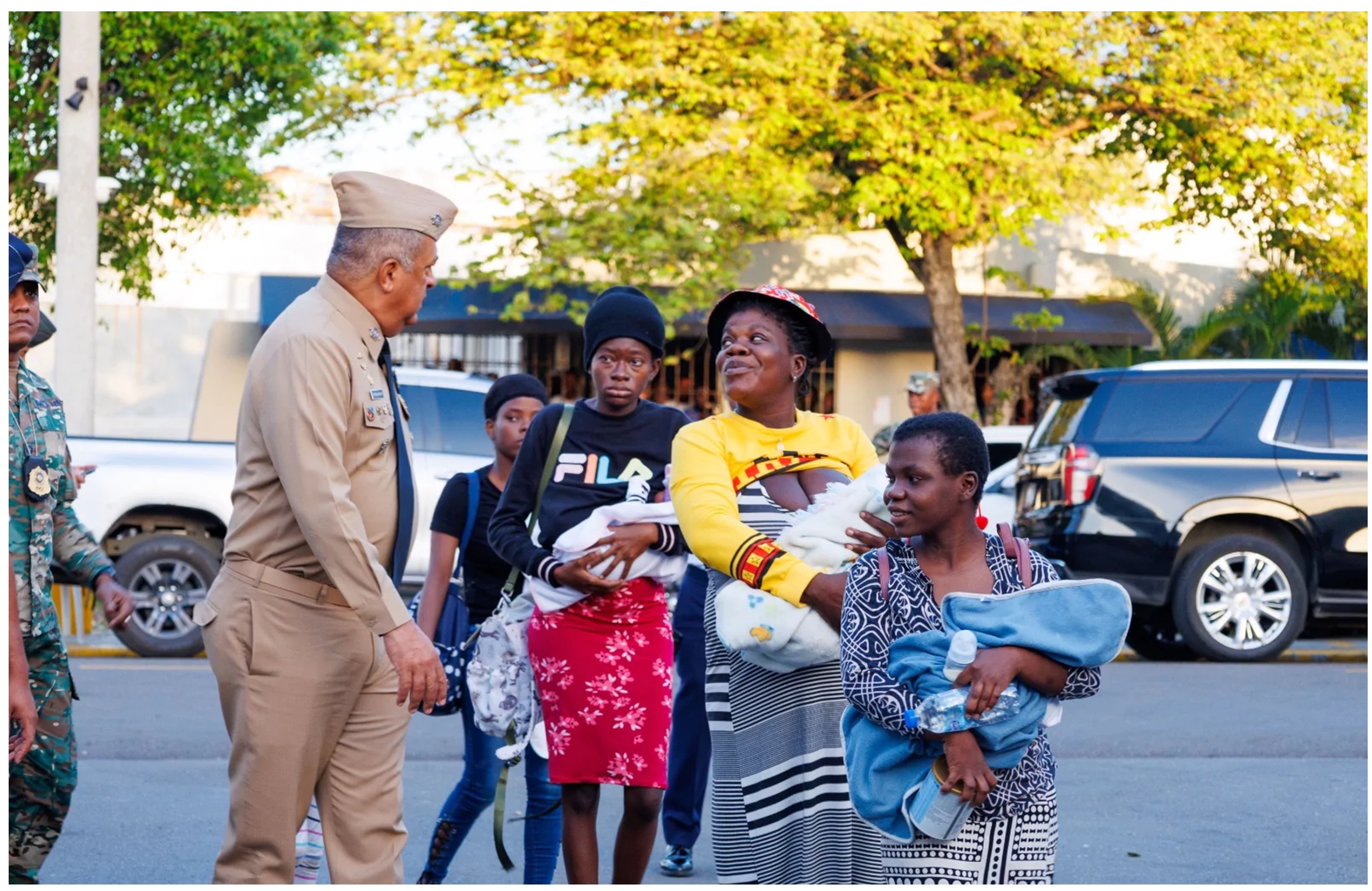 Vicealmirante Luis Lee Ballester supervisando la repatriación de parturientas haitianas indocumentadas. Inter News Service
