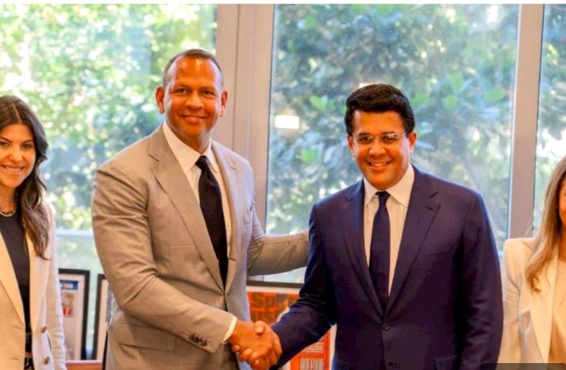 Alex Rodríguez y el ministro de Turismo, David Collado, informaron sobre el millonario proyecto de inversión en Playa Grande. (Fuente Turismo). Inter News Service