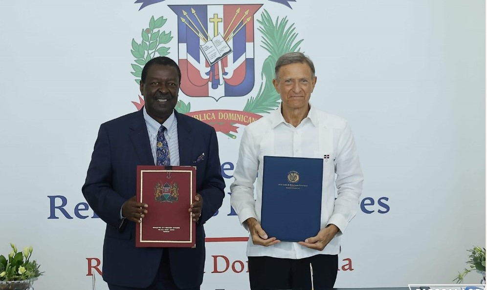 El canciller de Kenia, Musalia Mudavadi y su homólogo dominicano, Roberto Álvarez en la firma de un memorandúm de entendimiento. Inter News Service