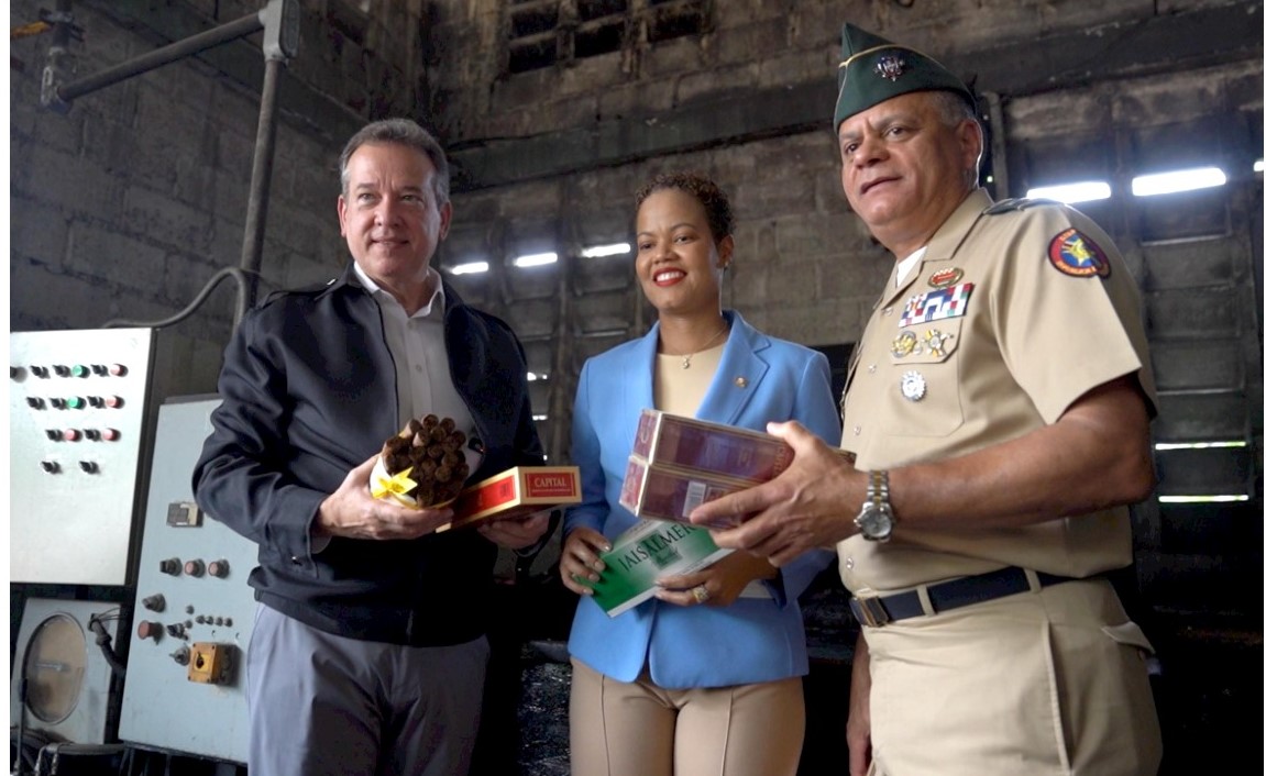 El ministro Ito Bisonó, Isis de la Cruz y el general Carlos Fernández Onofre mostrando productos ilegales incinerados. (Fuente Oficial). Inter News Service