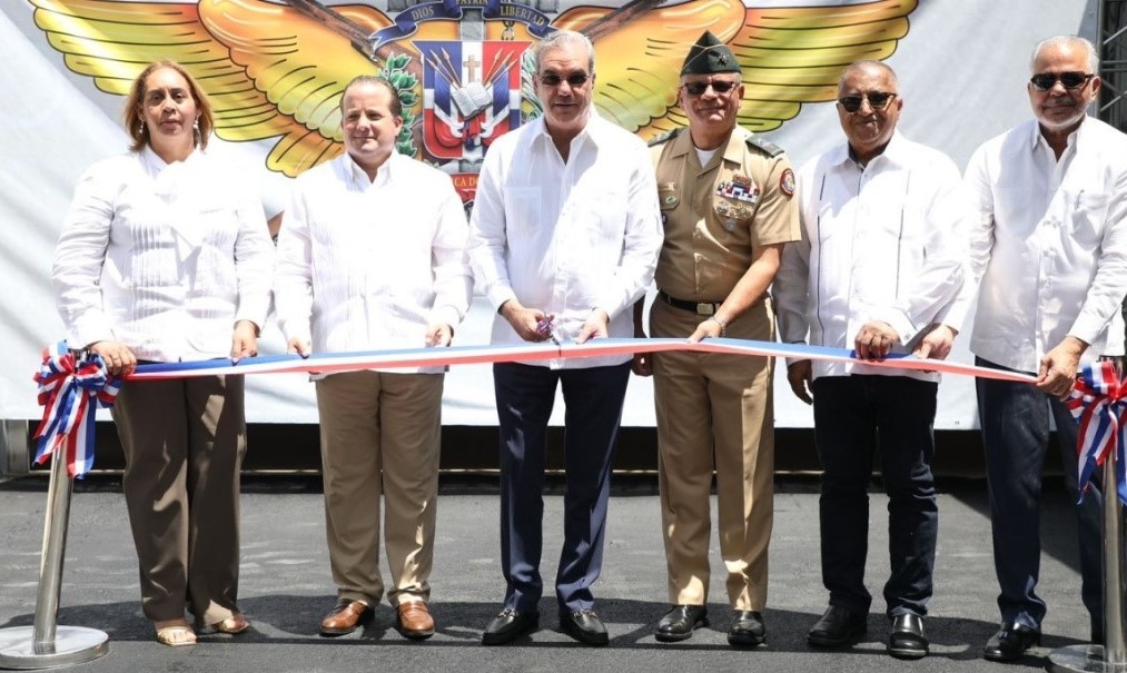 Foto oficial del gobernante Luis Abinader dando el corte de cinta en la inauguración de la planta de ensamblaje de vehículos. Inter News Service
