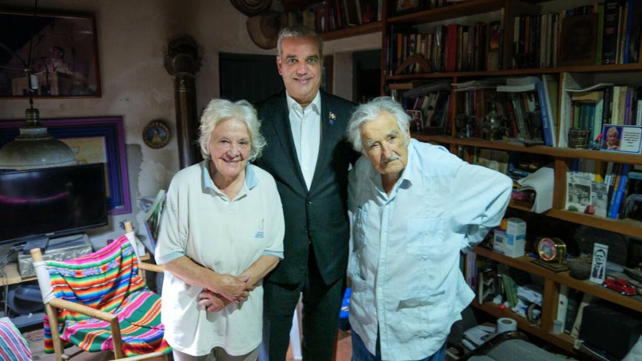 Imagen de archivo del expresidente uruguayo José Mujica y su esposa Lucía Topolansky cuando fueron visitados por el gobernante dominicano Luis Abinader. Inter News Service