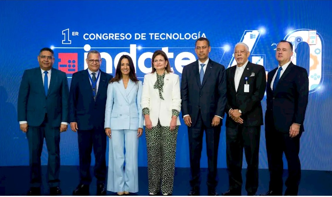 La vicepresidenta Raquel Peña (centro) junto a participantes en el congreso internacional sobre transformación digital. Inter News Service