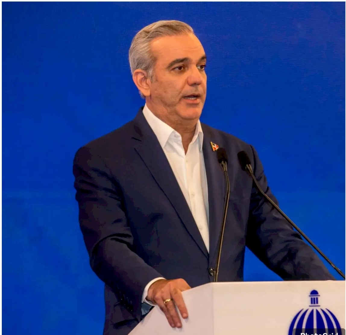El gobernante Luis Abinadr respondiendo preguntas en LA Semanal con la Prensa. (Foto oficial). Inter News Service