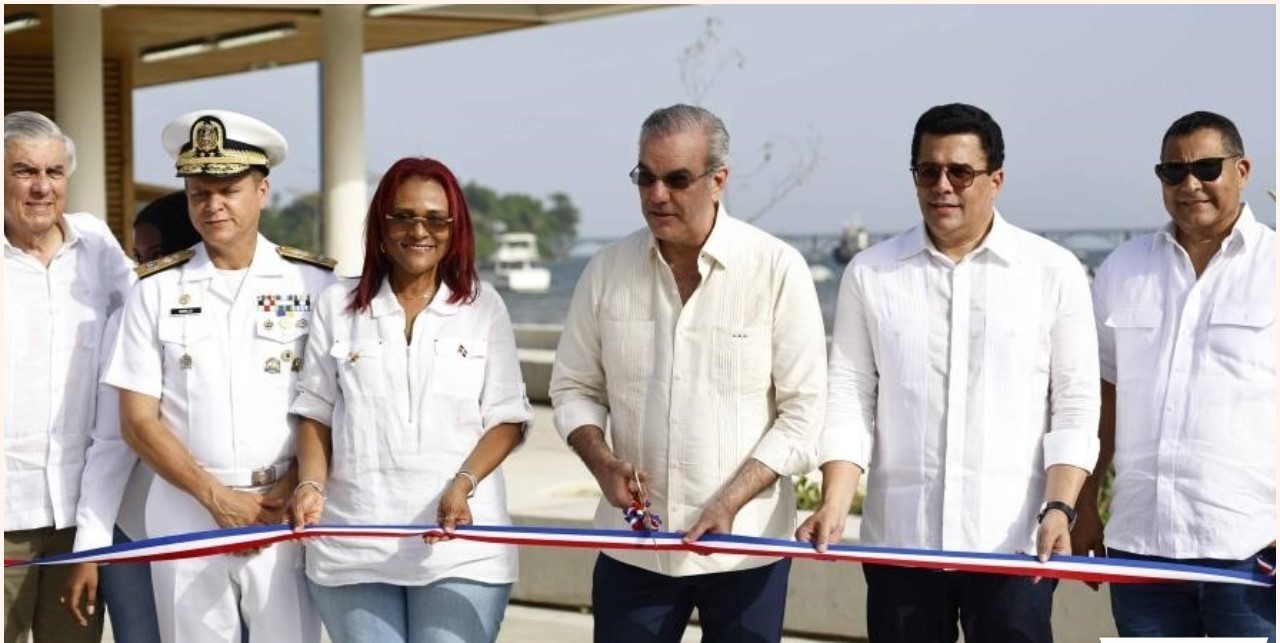 El presidente Luis Abinader (centro) dan