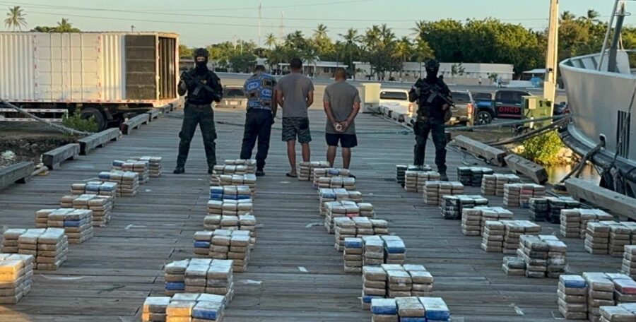 Los-tres-hombres-detenidos-por-las-autoridades-dominicanas-con-1497-paquetes-de-cocaina.-Foto-oficial.-Inter-News-Service.